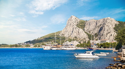 Obraz premium ships on the pier in Omis in Croatia