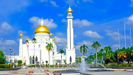Brunei Darussalam, Bandar Seri Begawan - August  24, 2019: Masjid Omar Ali Saifuddien Mosque in Brunei Darussalam with golden dome - obrazy, fototapety, plakaty