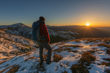 Obraz premium Beautiful winter landscapes from the Ukrainian Carpathian Mountains with traumatic skies and tourists, traveling on ridges
