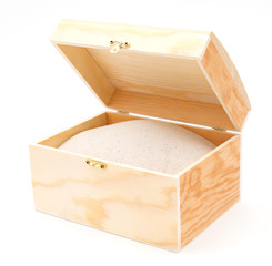 Truhe aus Holz mit Sand, auf weißen Hintergrund