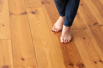 木目の床と若い女性の足元のアップ