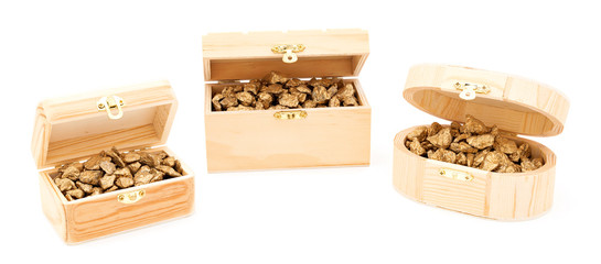 Truhen aus Holz gefüllt mit Gold, auf weißen Hintergrund