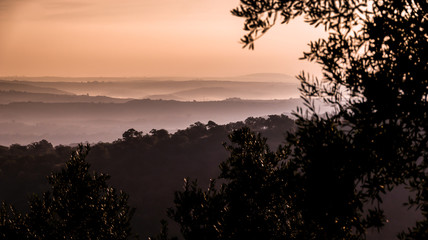 Amanecer entre montañas en la sierra de Adamúz, Andalucia