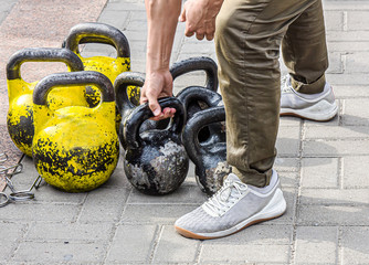 Obraz premium Close-up kettlebell sports equipment weight on the floor