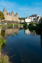 Fototapeta premium the Oust River canal and Chateau Josselin castle in Brittany