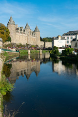 Fototapeta na wymiar the Oust River canal and Chateau Josselin castle in Brittany