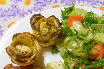 Green salad and potatoes