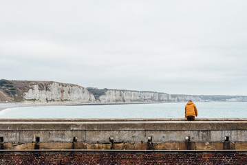 Un touriste regardant les falaises de Fécamp. Solitude au bord de la mer. Paysage de Normandie....