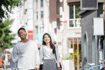 街中で仲良くデートをする若い男女