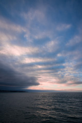 Naklejka na ściany i meble un ciel romantique sur l'océan. Un coucher de soleil romantique au dessus de la mer.