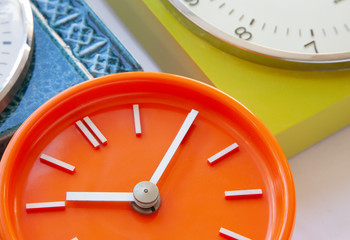 Sommerzeit und Winterzeit - Poppige Uhren mit Uhrzeiger im Mid Century Modern Design 60er Jahre