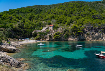 Biševo Insel Adria Bucht Fischerboot Kroatien Insel Urlaub azur klares Wasser Trauminsel Türkis...