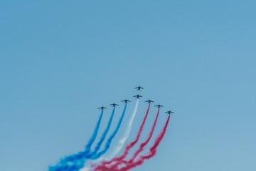 Démonstration des 9 alphajets de la patrouille de France