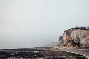 Les falaises de Normandie. Une côte rocheuse et une plage de galets. Un paysage du bord de mer.