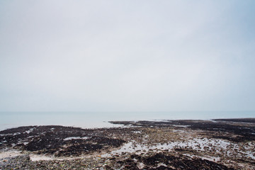 Une plage sombre. Une plage de Normandie. Plage de Fécamp. Une plage à marée basse.