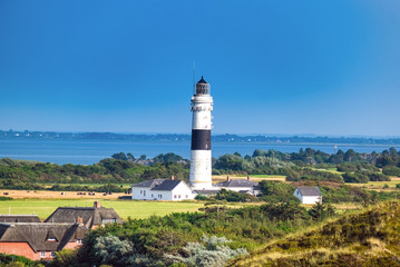 Bekannter Leuchtturm und eines der Wahrzeichen von Kampen auf der Insel Sylt von oben - obrazy, fototapety, plakaty