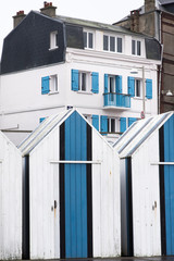 des maisons traditionnelles du bord de mer. Des maisons blanches et bleues à Yport. Des maisons de Normandie