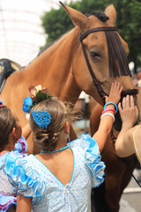 niños acariciando un caballo almería 4M0A6801-as19
