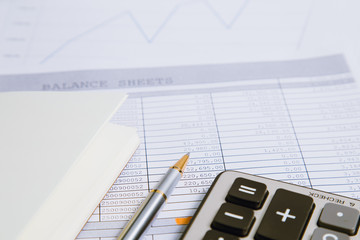 Obraz premium Spreadsheet bank accounts accounting with calculator.Concept for financial fraud investigation, audit and analysis.