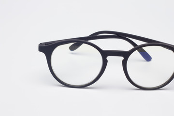 Gafas clásicas con cristales graduados, montura de plástico de color negro, sobre fondo negro