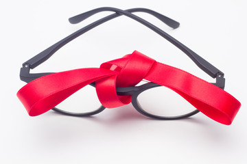 Gafas clásicas con cristales graduados, montura de plástico de color negro, sobre fondo negro con...