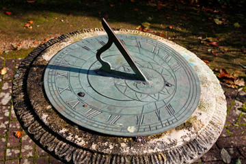 Horizontal garden sundial