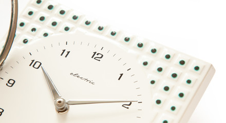 Retro Wanduhr aus Keramik im Sixties Stil mit Chrom Zeigern - Zeitumstellung Winterzeit und...