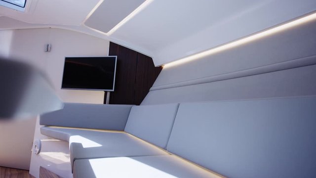 Fernseher im Innenraum von Yacht - TV in the Inner Space of a Yacht