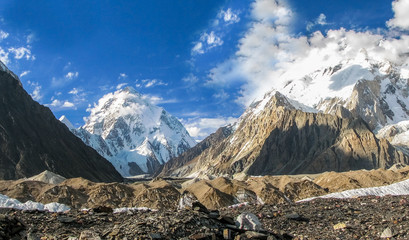 Uitzicht op de twee hoogste bergen K2 en Broad peak