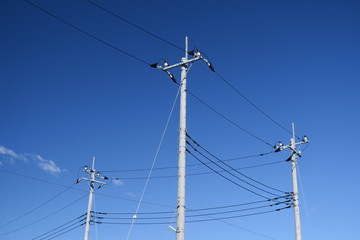 秋空と曲がり角の電柱