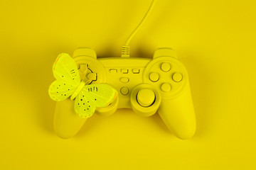 play in yellow with butterfly © Loulou02