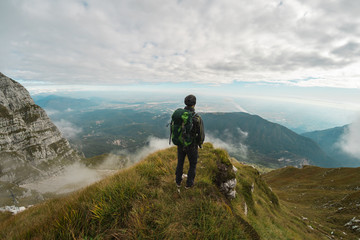 Uomo che guarda dalla cima dellla montagna