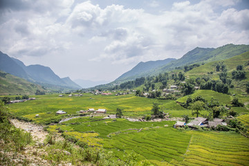 Fototapeta na wymiar The beautiful valley between the mountains of Sapa and its rice paddies. Vietnam