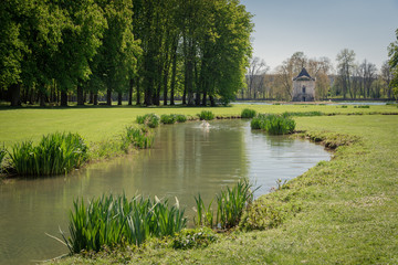 Le jardin du château d'Ancy-le-Franc. Un étang dans un jardin français. Un parc dans un château.