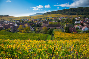 Blick auf Soultzmatt im Elsass im Herbst
