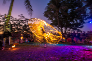 Künstler mit Feuer und Lichtspiel