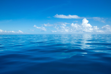 Obraz premium sea surface summer wave background. water landscape with clouds on horizon. Natural tropical water paradise. Travel tropical