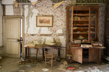 Une maison abandonnée. Un intérieur de vieille maison. Une salle abandonnée. Un mobilier ancien à l'abandon.