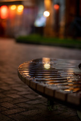 雨に濡れた夜のベンチ