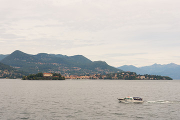 Fototapeta na wymiar Un bateau sur un lac. Un bateau naviguant sur le Lac Majeur.
