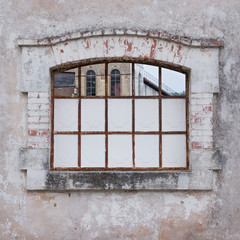 fenêtre d'une vieille usine fermée regard yeux