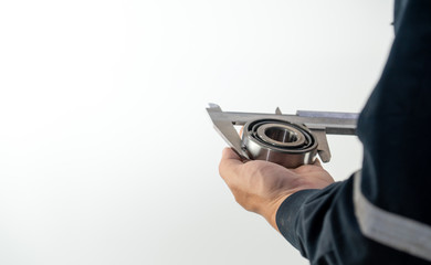 Mechanic hand use vernier caliper for measuring size of bearing