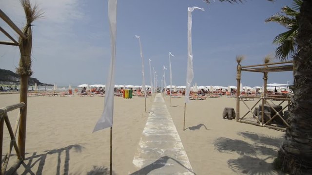 spiaggia di sabbia attrezzata con ombrelloni e lettini