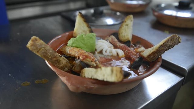 zuppa di pesce preparata nella cucina di un ristorante