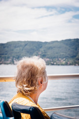 Fototapeta premium une vieille femme regarde le lac majeur