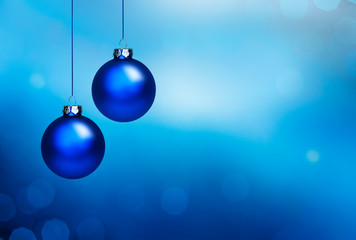 Blaue Weihnachtskugeln auf blauem Hintergrund