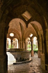 Pozo con claustro al fondo del monasterio de Santes Creus