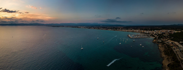 Die Bucht von Palma auf Mallorca bei Sonnenuntergang