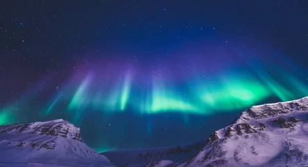 Schilderijen op glas Het polaire arctische noorderlicht jaagt op aurora borealis sky star in Noorwegen reisfotograaf Svalbard in Longyearbyen city the moon mountains © bublik_polina