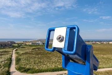 Fernglas auf dem höchsten Punkt der Insel Sylt – die Aussichtplattform der Uwe Düne mit Blick...
